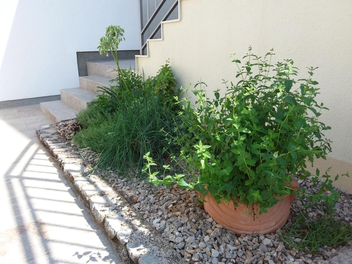And Charming Apartment In Vantacici Malinska Exterior foto